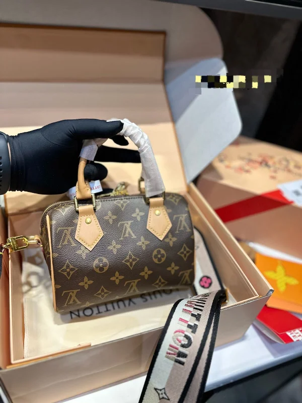 Louis Vuitton bags with a detachable mirror inside for on - the - go touch - upsLouis vuitton Speedy 20 handbag