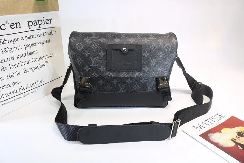 Louis Vuitton tote bags with a printed LV logo on the front for brand visibilityDesigner Handbags Louis Vuitton 171