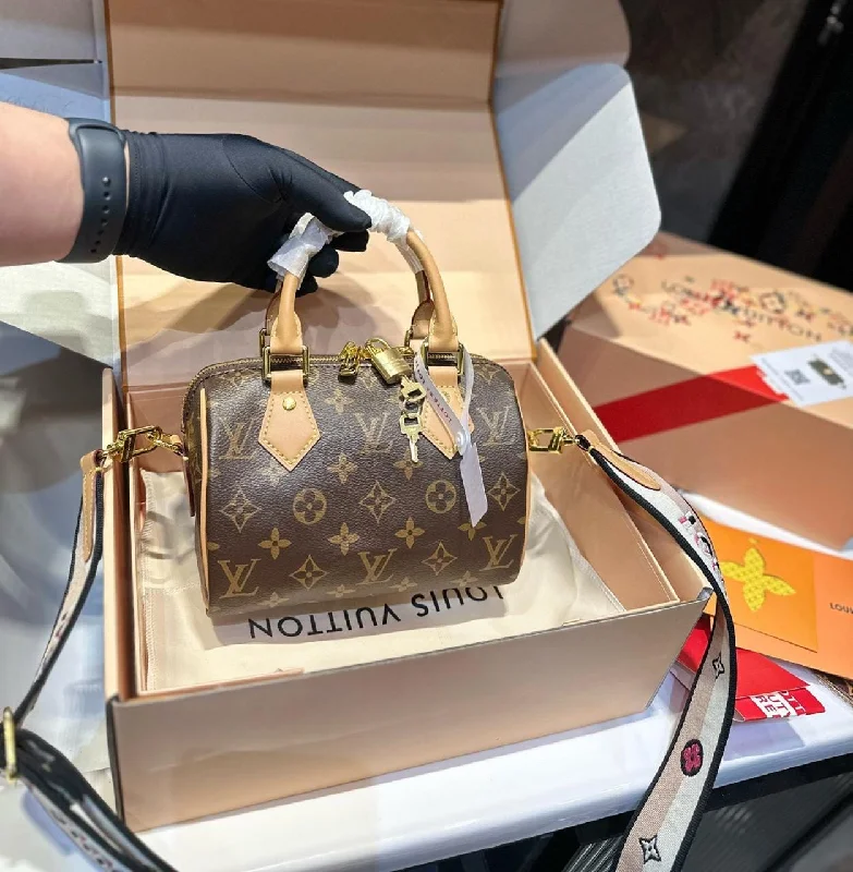 Ladies Louis Vuitton Capucines bags with a detachable shoulder strapLouis vuitton Speedy 20 handbag