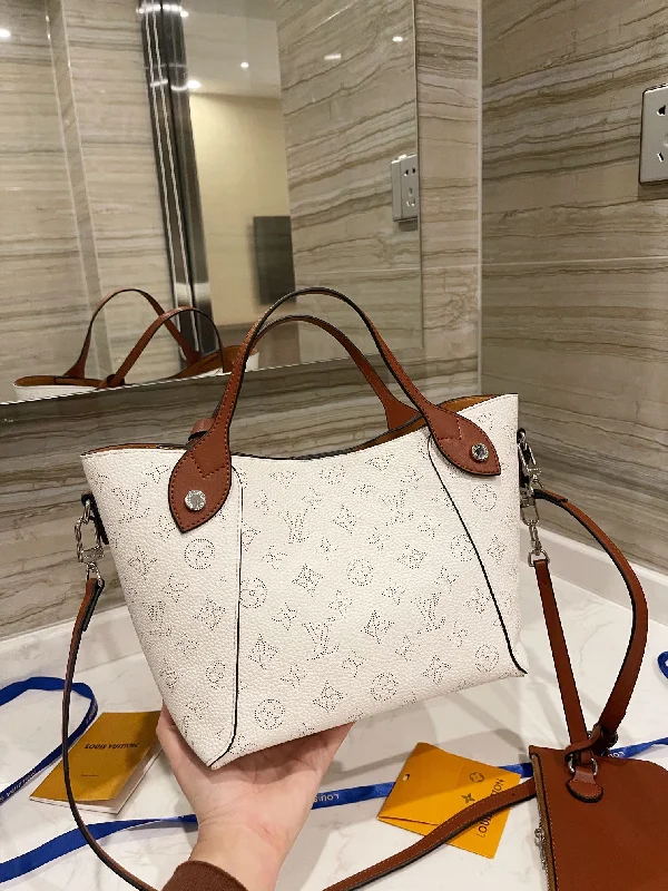 Ladies Louis Vuitton Petite Malle bags in a pastel color for a soft lookDesigner Handbags Louis Vuitton 085