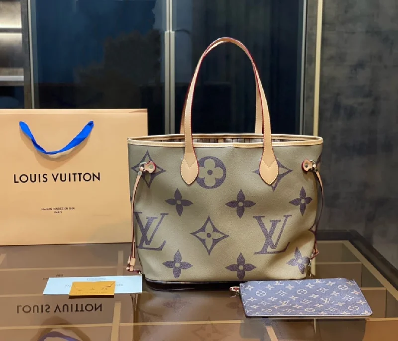 Louis Vuitton bags with a detachable mirror inside for on - the - go touch - upsLouis Vuitton Neverfull  Handbag Sets