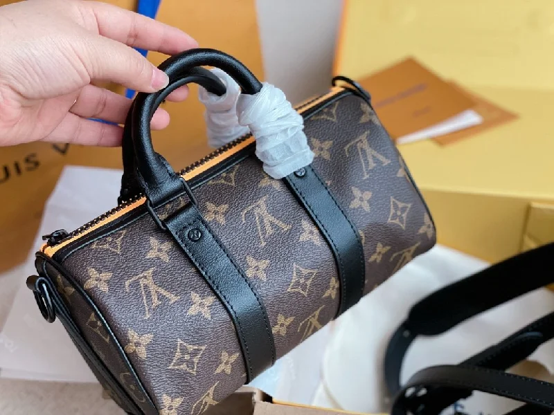 Ladies Louis Vuitton Capucines bags with gold - toned hardwareDesigner Handbags Louis Vuitton 075