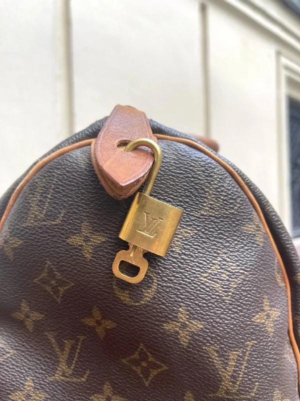 Louis Vuitton Alma bags with a detachable shoulder strap for versatilityLouis Vuitton - Cadenas avec clé